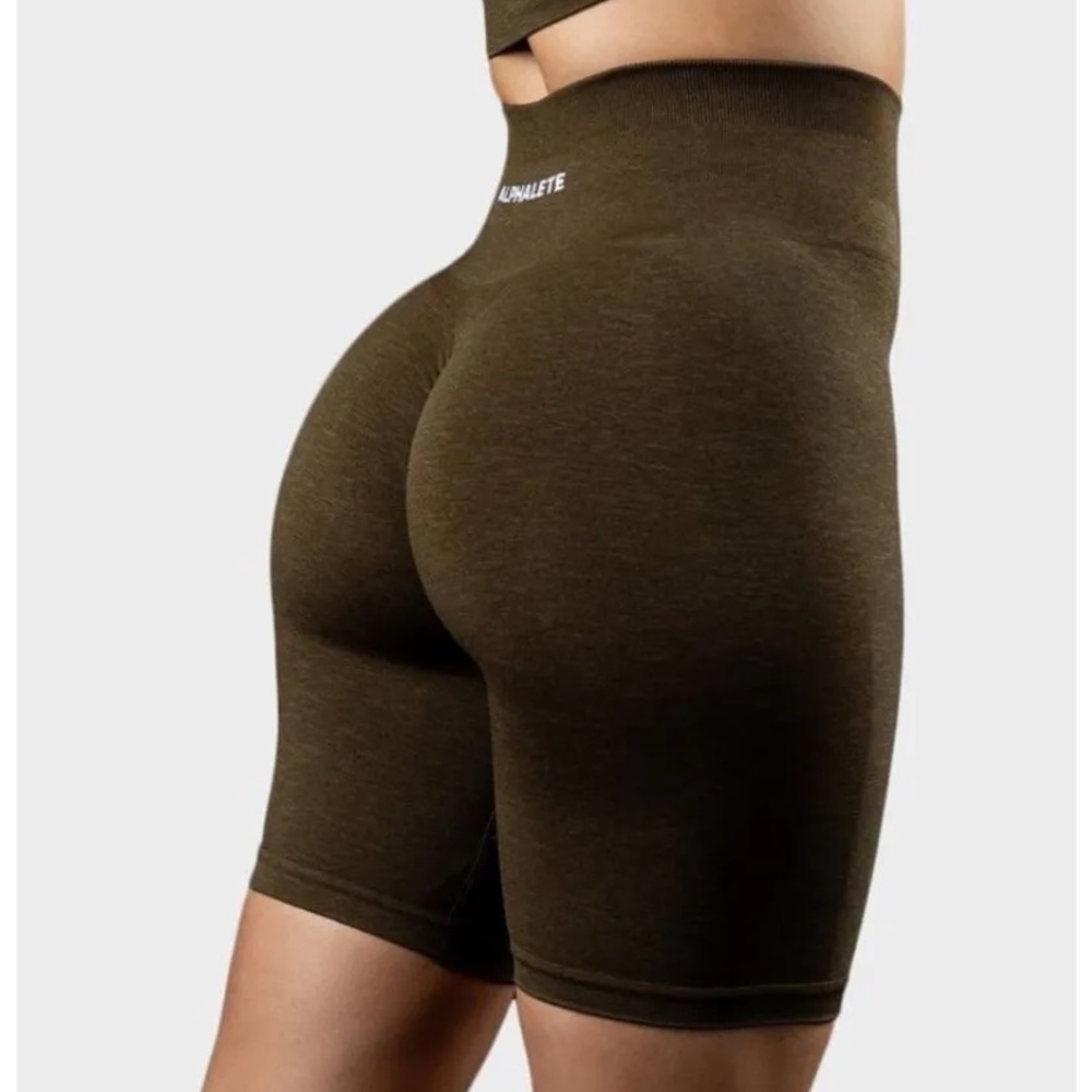 NWOT Alphalete Amplify Short 7.5”